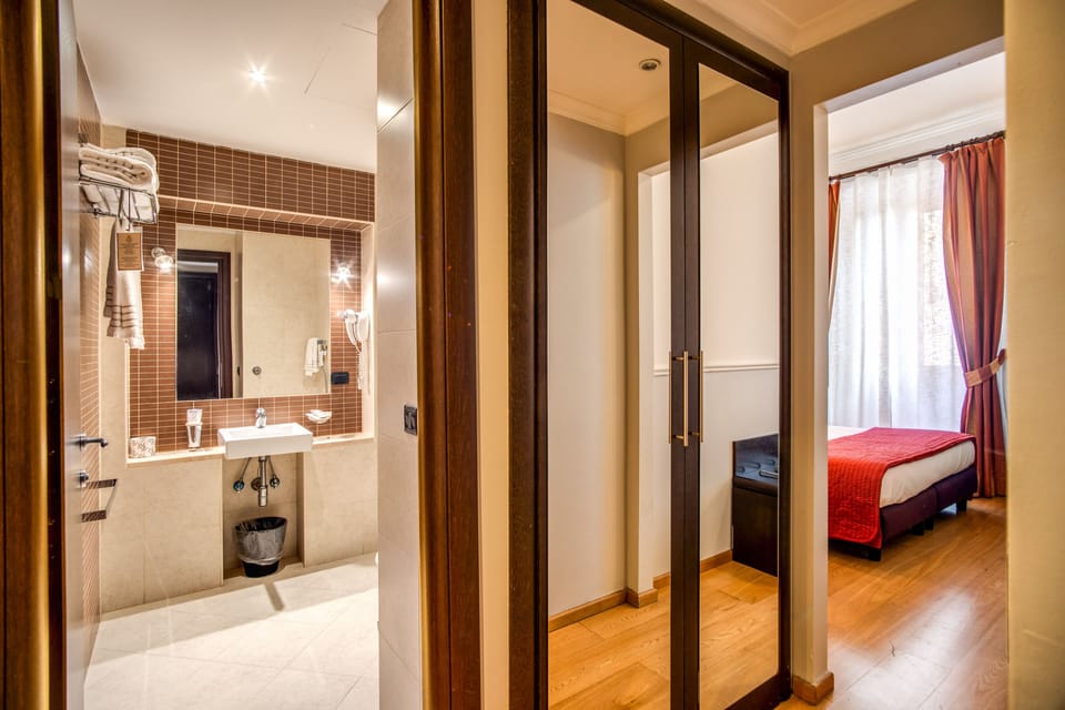 Standard Triple Room | Bathroom | Shower, free toiletries, hair dryer, bidet