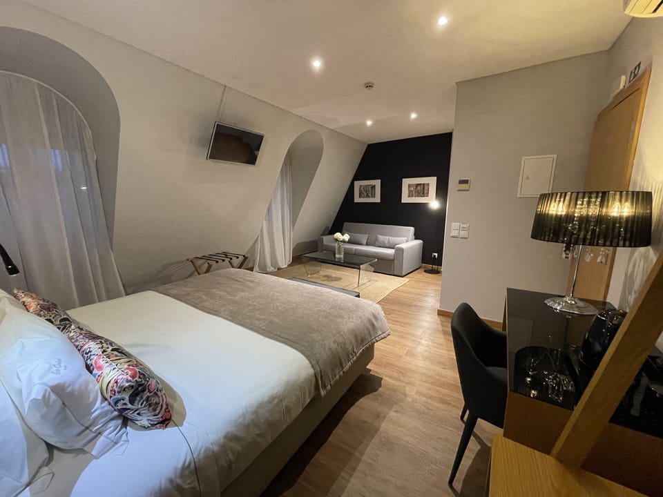 Junior Suite | In-room safe, soundproofing, iron/ironing board, free WiFi