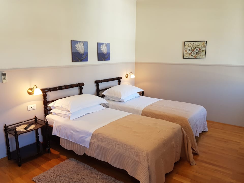 Comfort Double Room, 1 King Bed, City View, Sea Facing | Select Comfort beds, minibar, in-room safe, desk