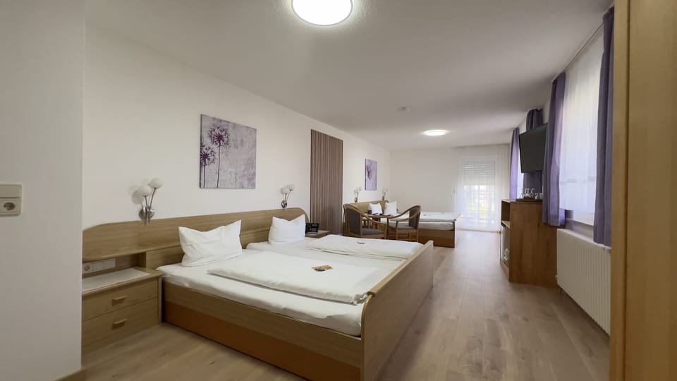 Family Room | Desk, WiFi, bed sheets