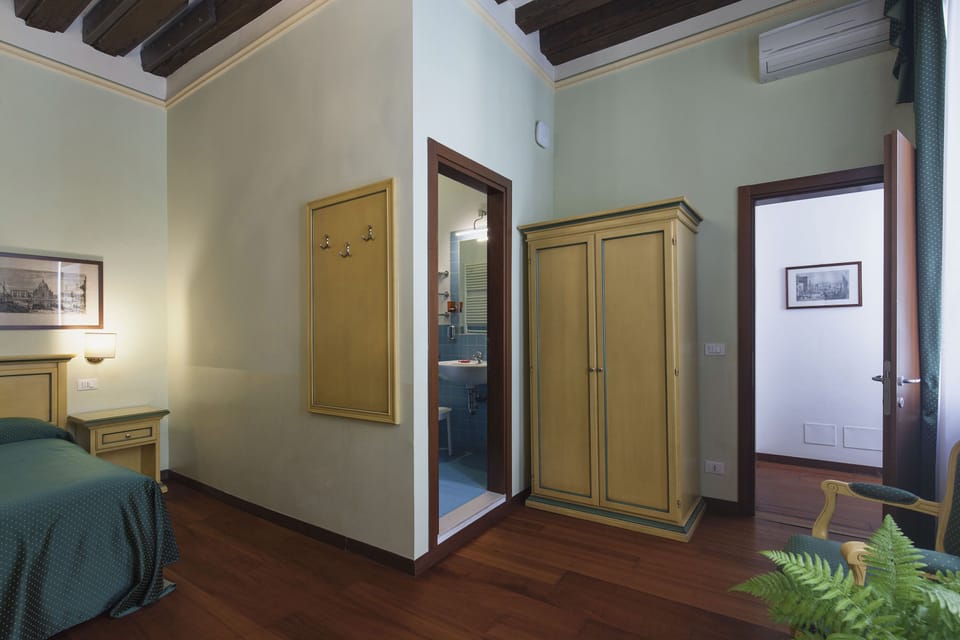 Quadruple Room | Living area | TV