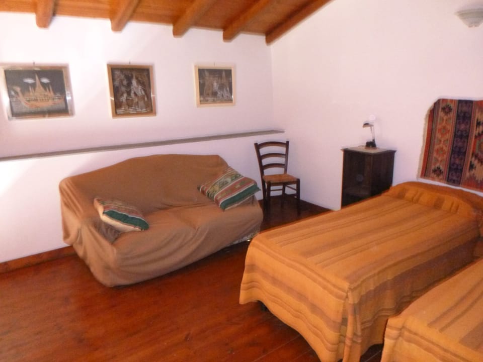 Quadruple Room | 5 bedrooms, desk, free WiFi, bed sheets