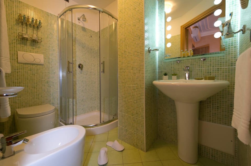 Superior Single Room | Bathroom | Shower, rainfall showerhead, free toiletries, hair dryer