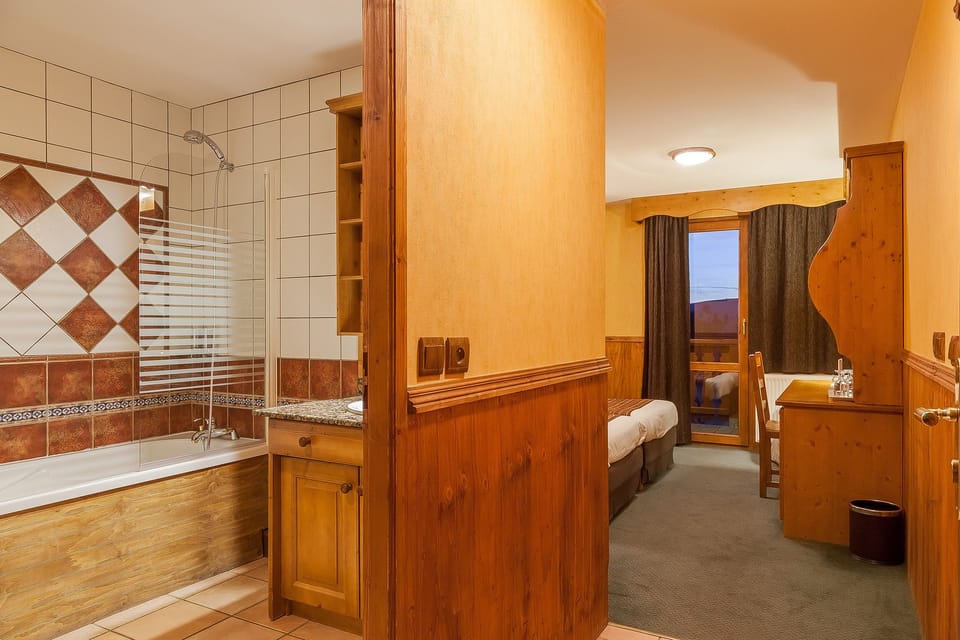 Standard Double Room | Bathroom | Jetted tub, free toiletries, hair dryer, bathrobes