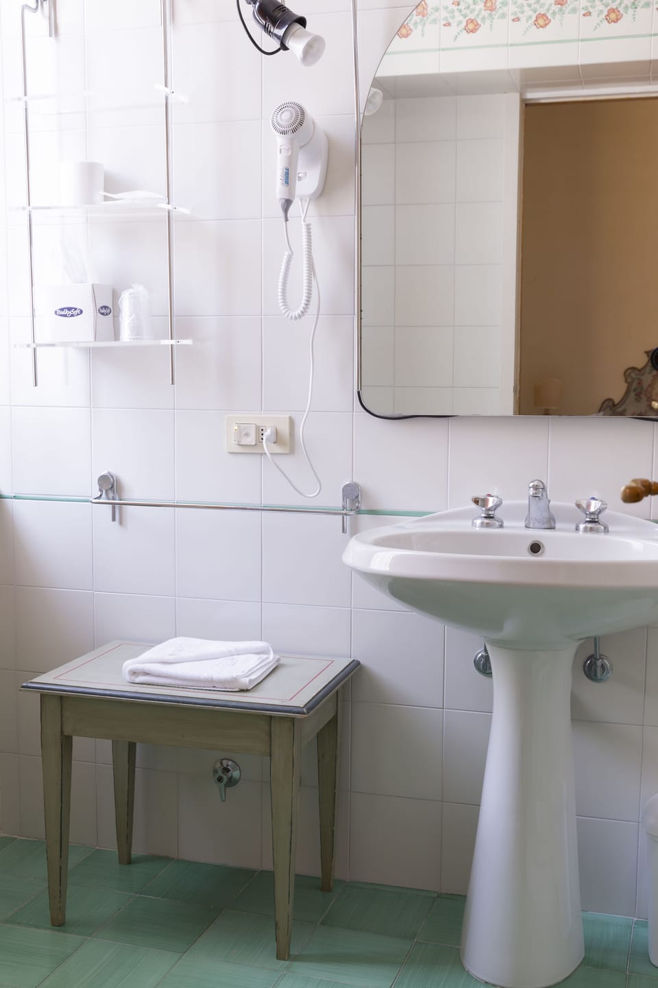 Classic Double Room | Bathroom | Combined shower/tub, free toiletries, hair dryer, bidet