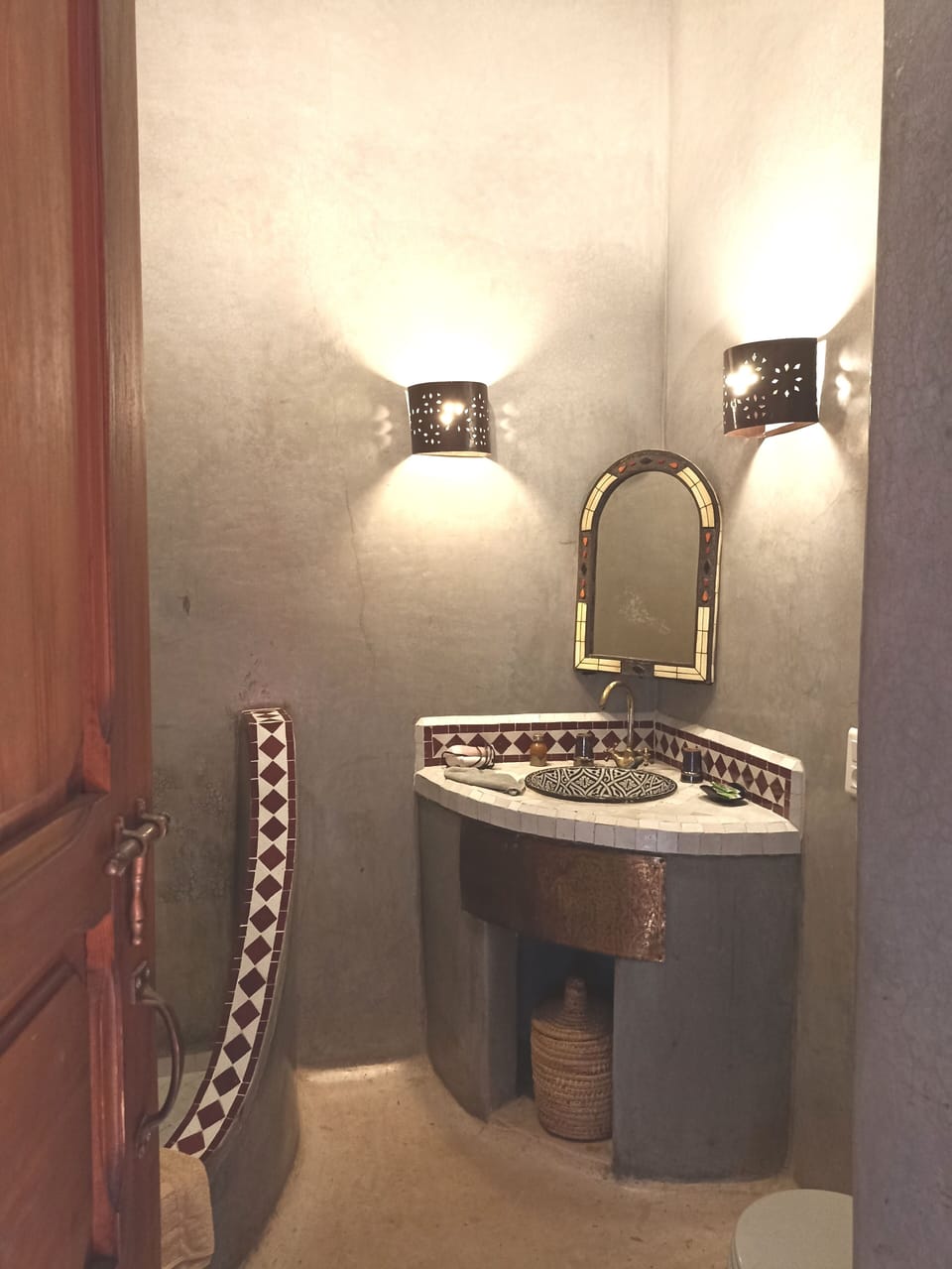 Classic Room | Bathroom | Shower, hair dryer, towels