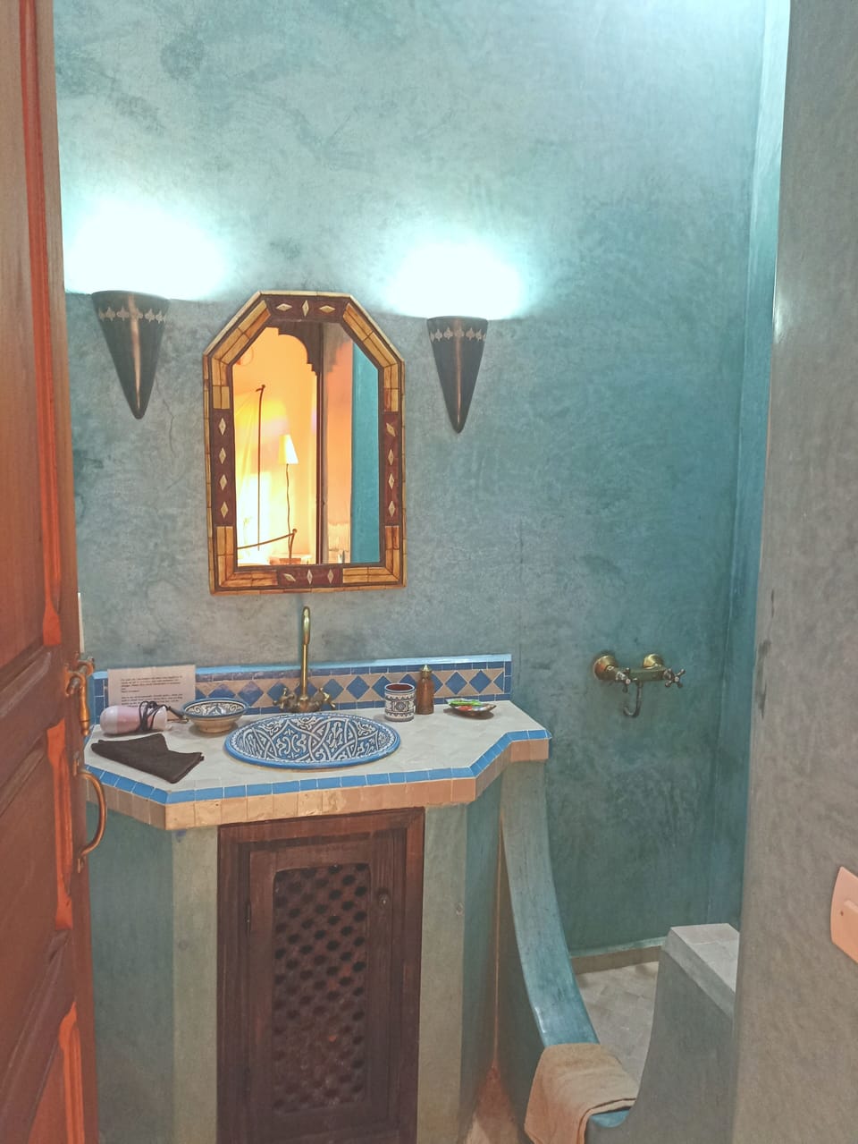 Classic Room | Bathroom | Shower, hair dryer, towels