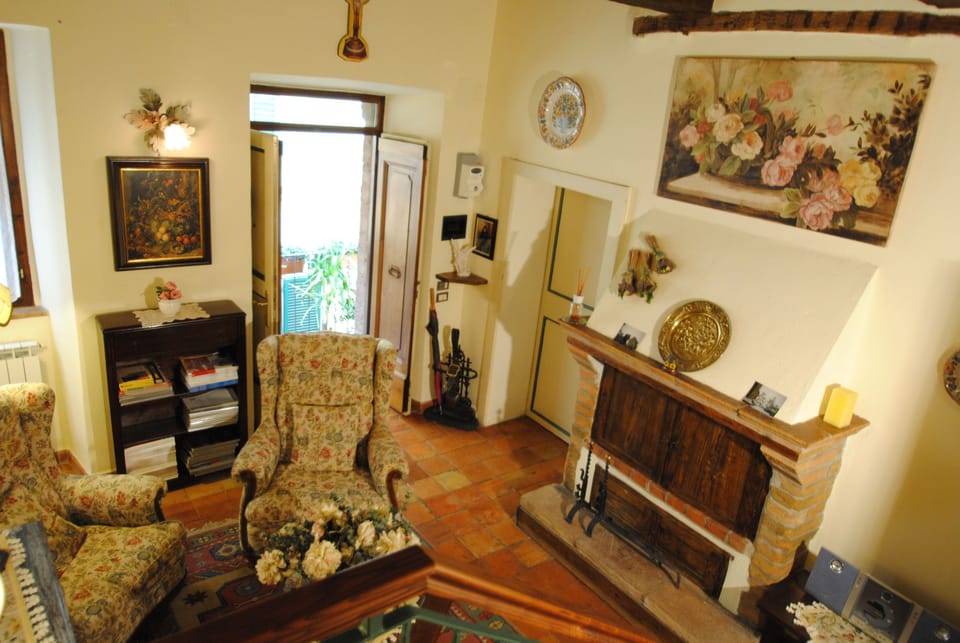 Deluxe Apartment | Living room | 32-inch flat-screen TV with digital channels, TV