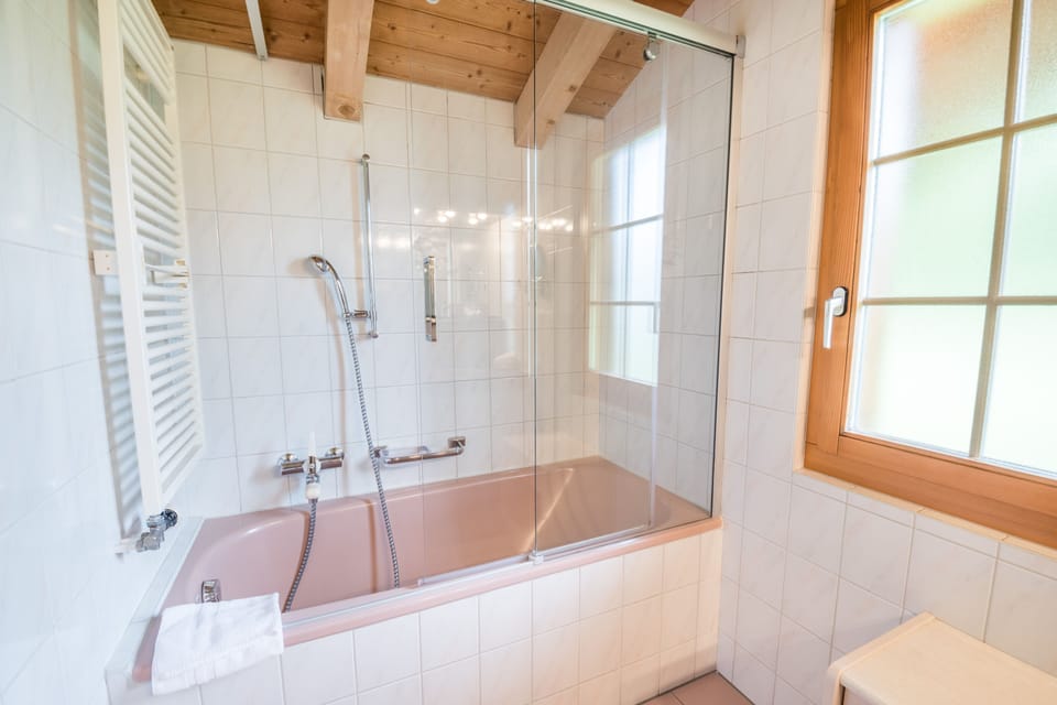 Doppelzimmer - Chalet | Bathroom | Free toiletries, hair dryer, towels