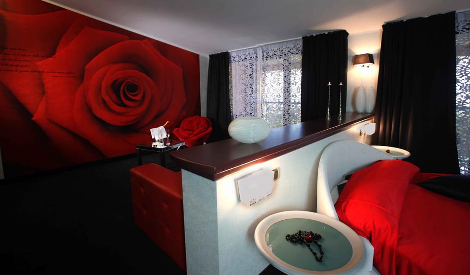Suite | Minibar, in-room safe, desk, laptop workspace