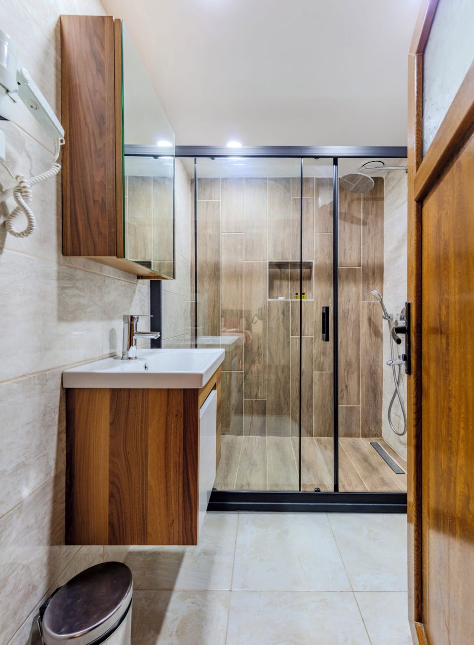 Classic Studio | Bathroom | Shower, eco-friendly toiletries, slippers