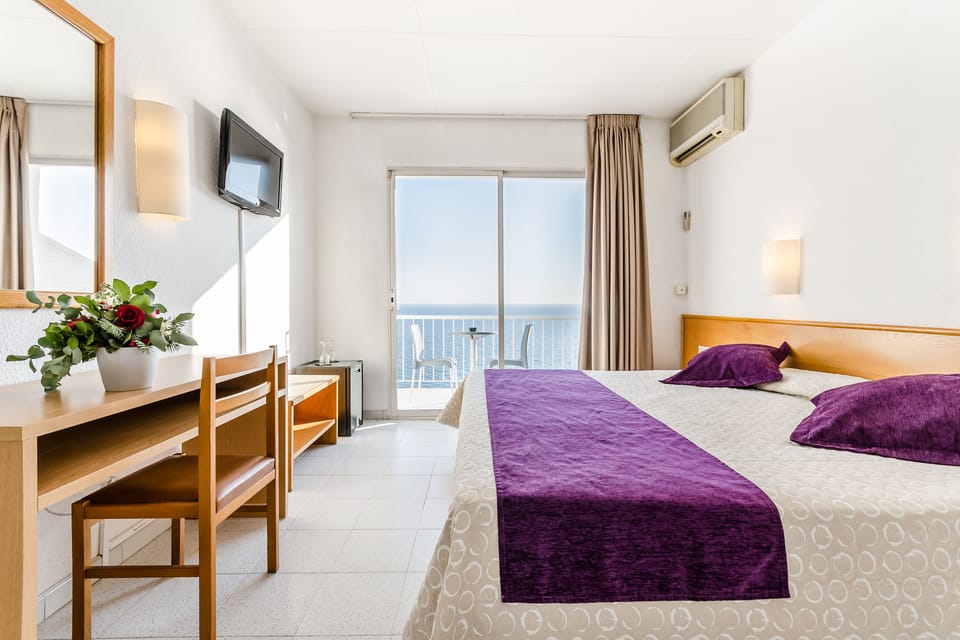 Superior Double Room, Sea View | In-room safe, free WiFi, bed sheets