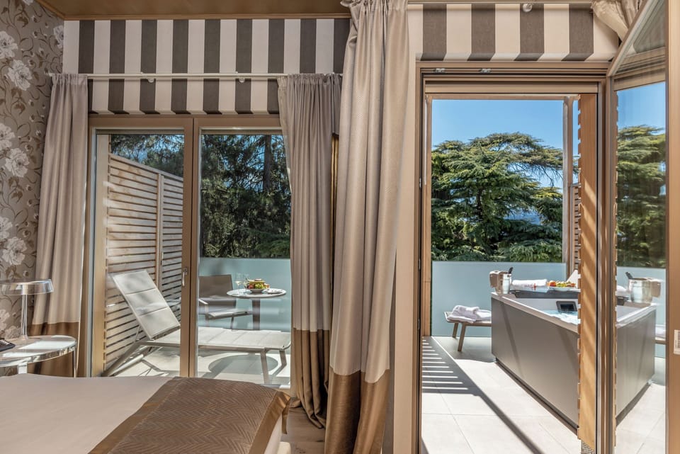 Double Room, Hot Tub | Minibar, in-room safe, individually furnished, desk