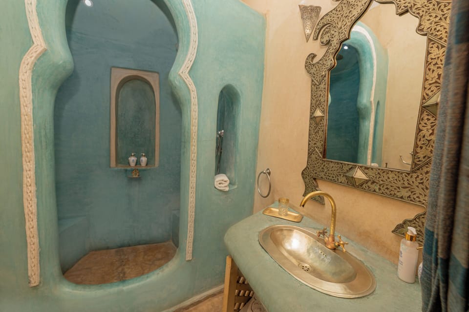 Superior Room (Perle d´Orient) | Bathroom | Shower, designer toiletries, hair dryer, bathrobes