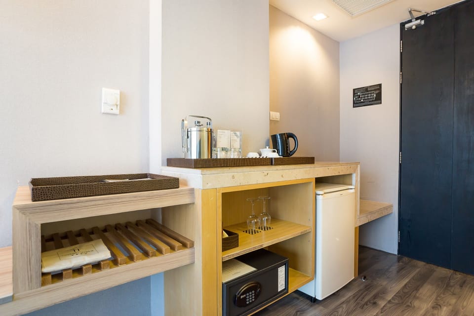 Club Luxx | Minibar, in-room safe, blackout drapes, free cribs/infant beds