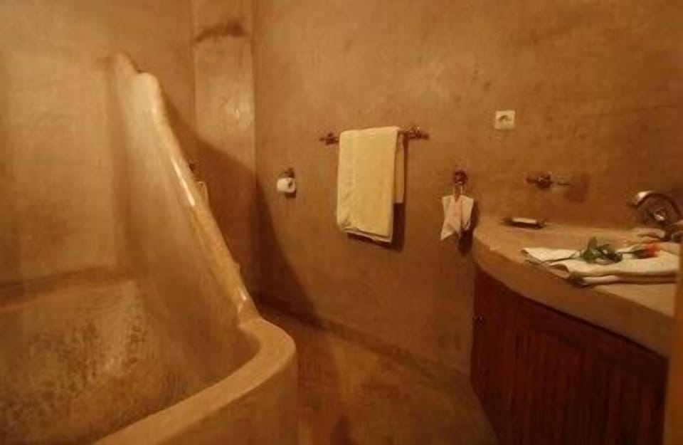 Superior Room, 1 Bedroom | Bathroom | Shower, free toiletries, hair dryer, towels