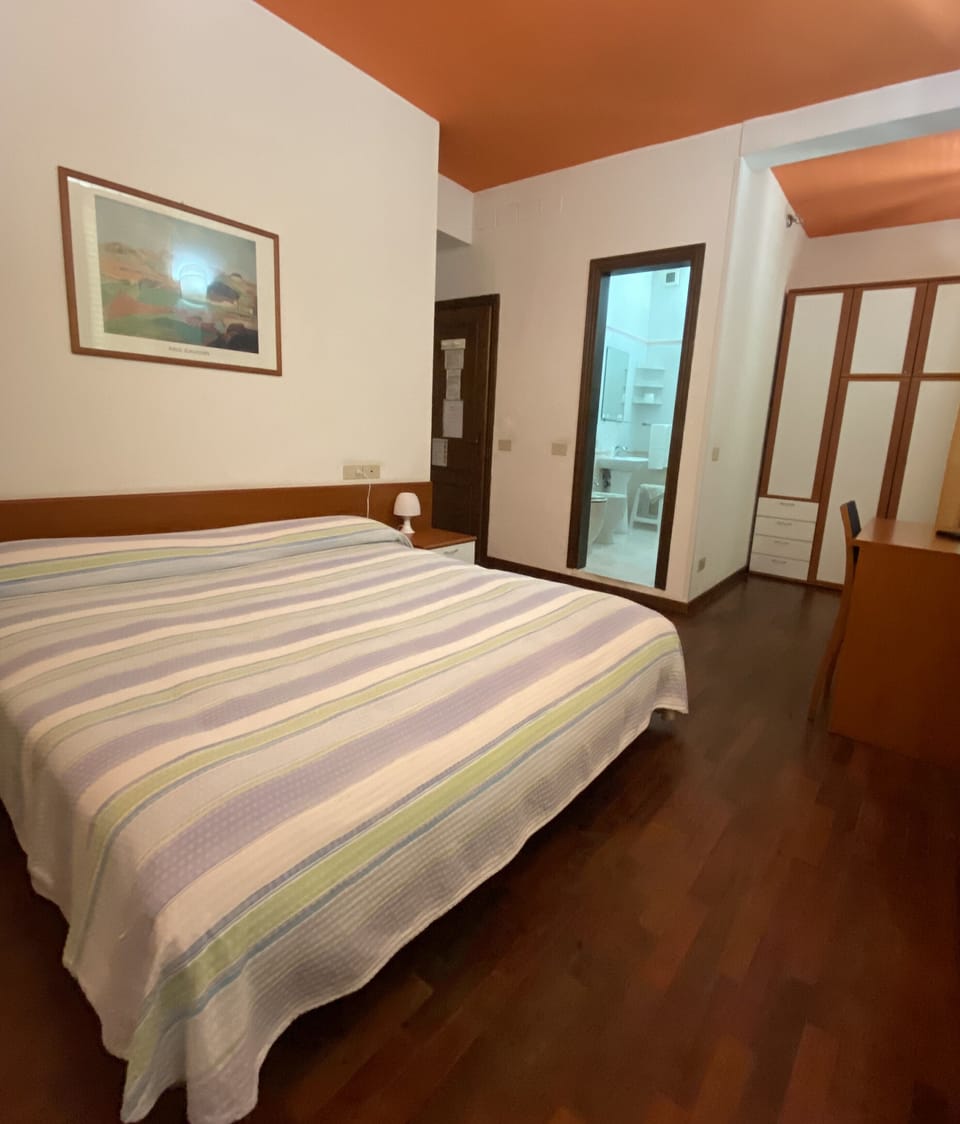 Double Room | Desk, laptop workspace, free WiFi, bed sheets
