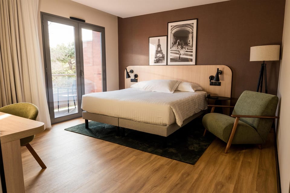 Premium bedding, free minibar, in-room safe, desk