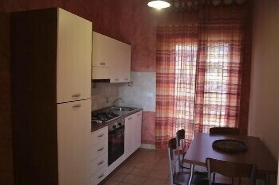 Highchair, cookware/dishes/utensils