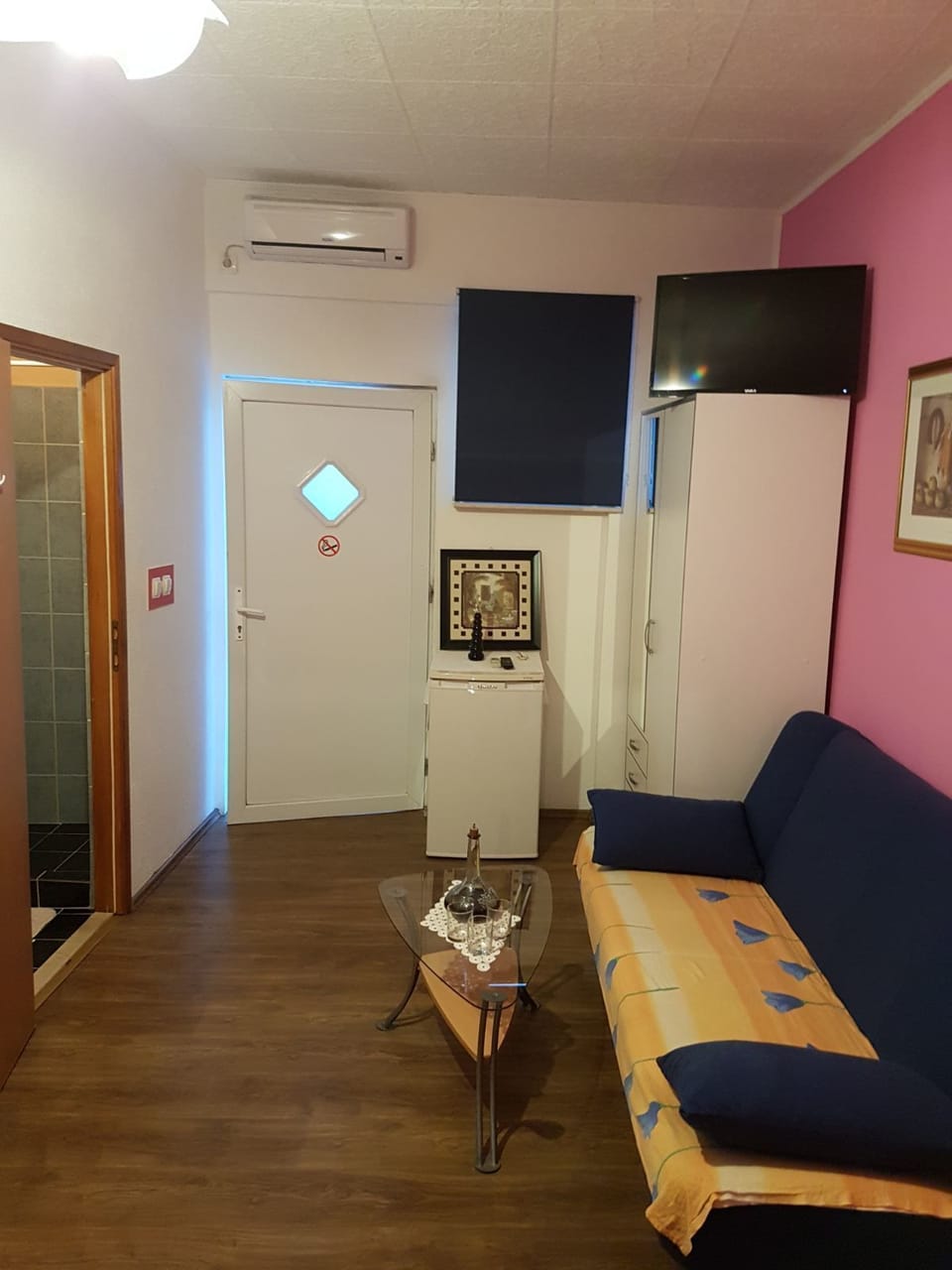 Quadruple Room | Living area | TV