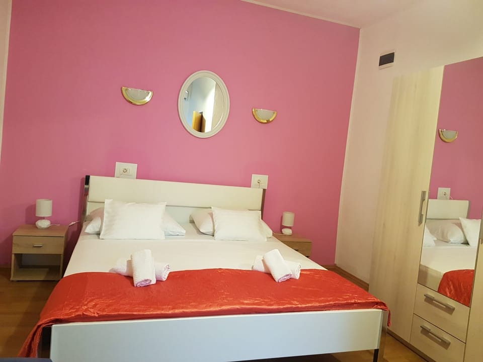 Double Room | Desk, soundproofing, iron/ironing board, free WiFi