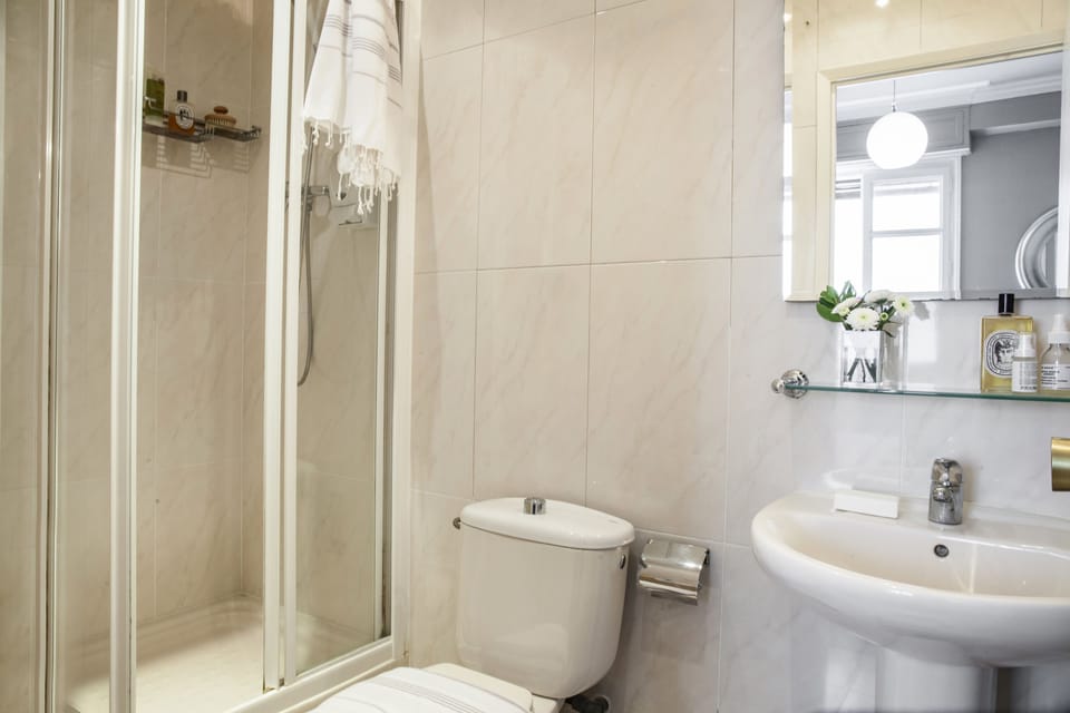 Standard Double or Twin Room | Bathroom | Shower, hair dryer, towels