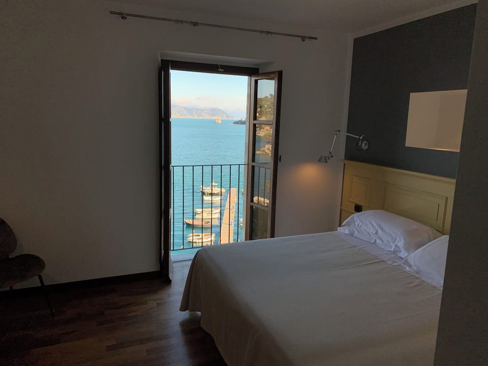 Frette Italian sheets, minibar, in-room safe, desk