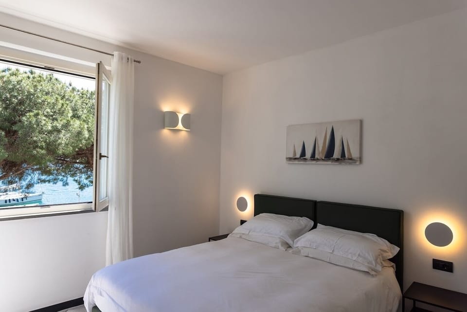 Double Room | Frette Italian sheets, minibar, in-room safe, desk