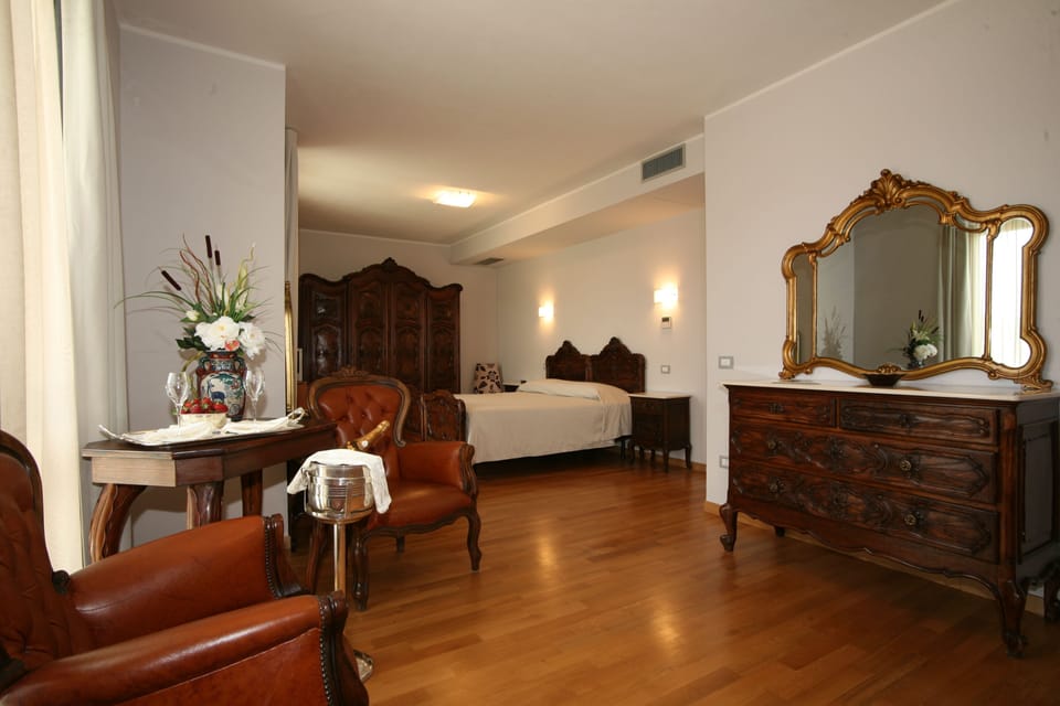 Down comforters, in-room safe, desk, soundproofing