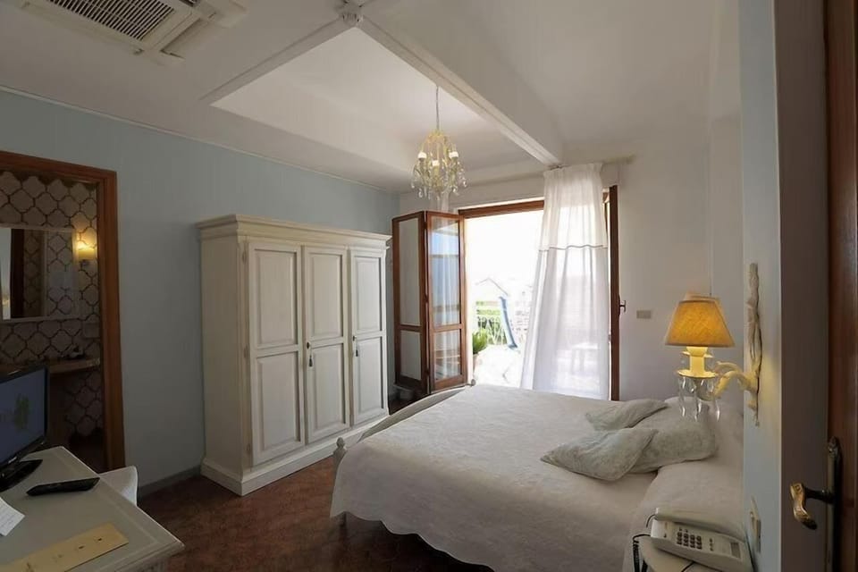 In-room safe, desk, rollaway beds, free WiFi