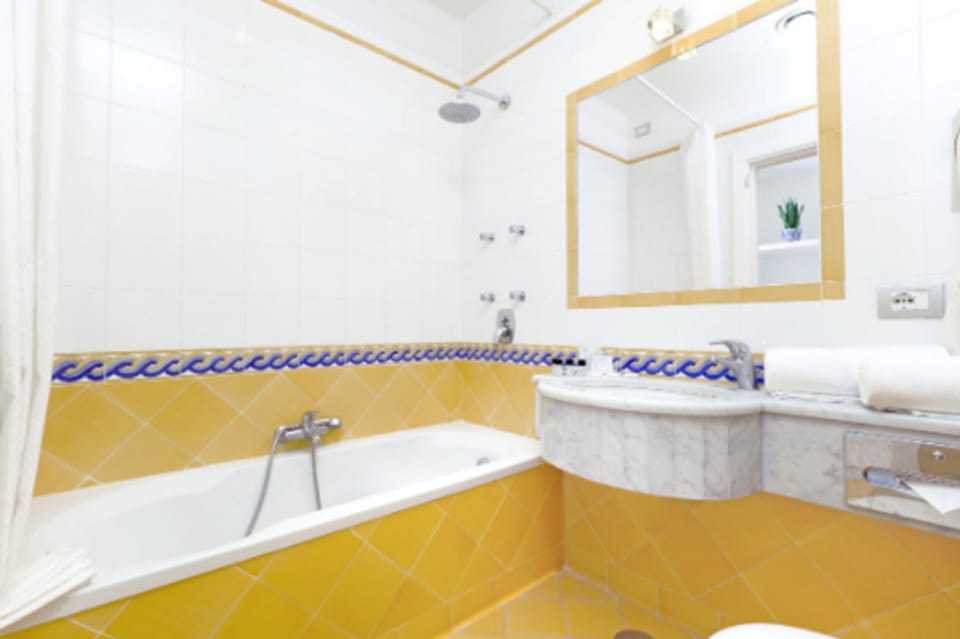 Standard Double Room | Bathroom | Hair dryer, bathrobes, bidet, towels