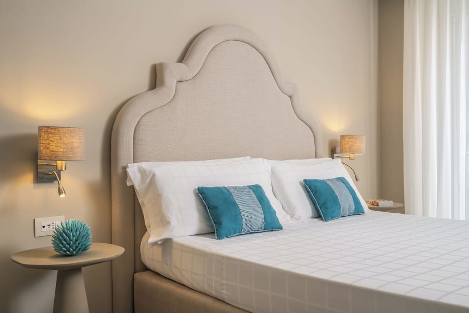 Deluxe Double Room | Minibar, in-room safe, desk, WiFi (free)