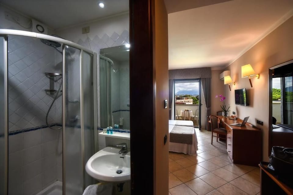 Classic Double Room, Balcony, Garden View | Bathroom | Free toiletries, hair dryer, bidet, towels