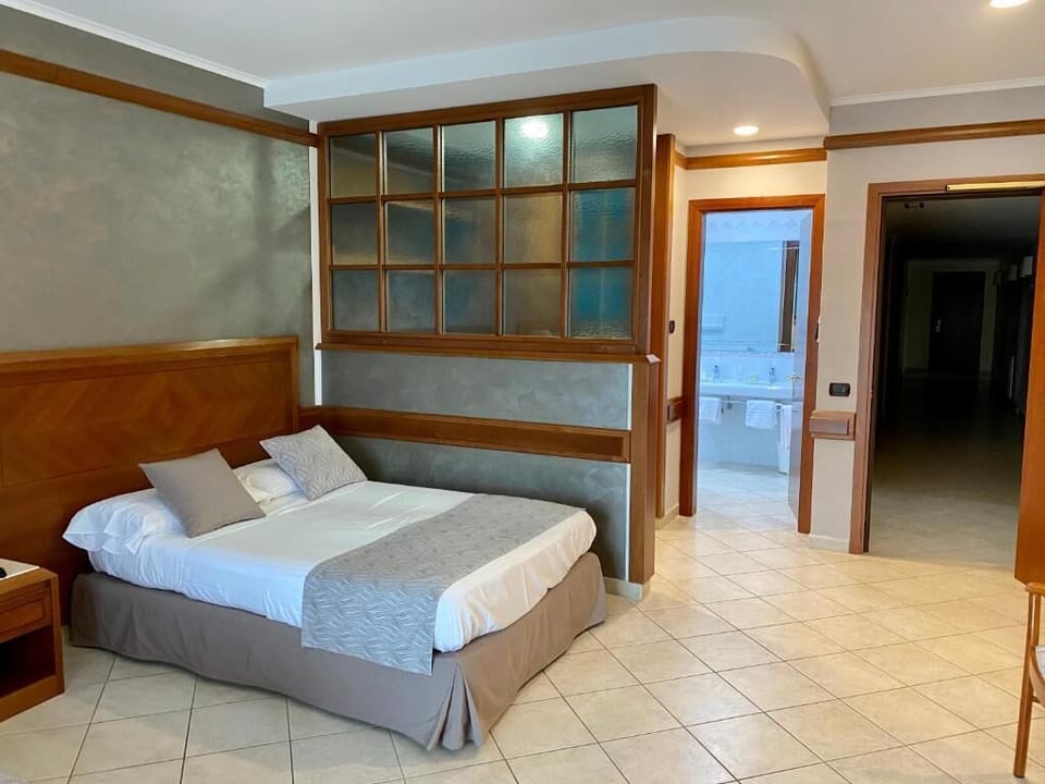 In-room safe, WiFi (free), bed sheets