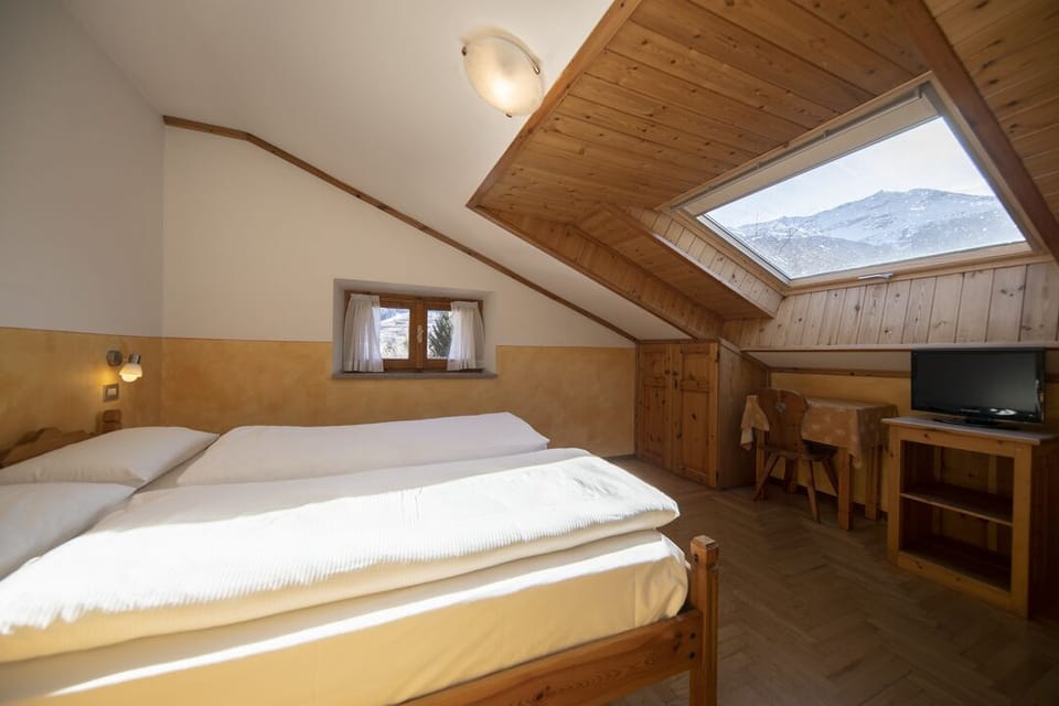 Economy Double Room | Premium bedding, in-room safe, desk, cribs/infant beds