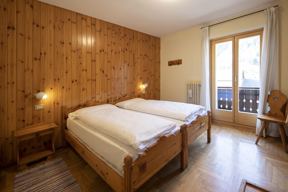 Classic Double Room | Premium bedding, in-room safe, desk, cribs/infant beds