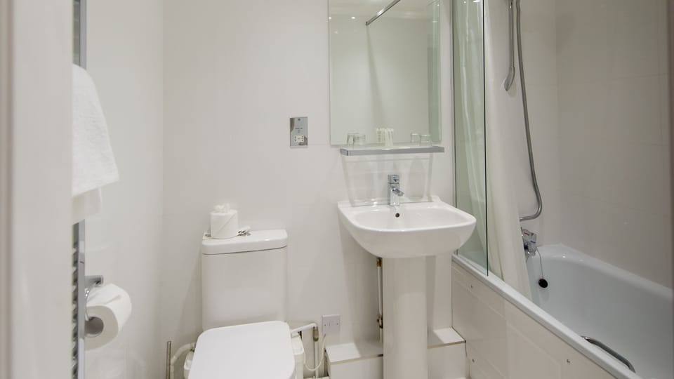 Combined shower/tub, free toiletries, slippers, towels