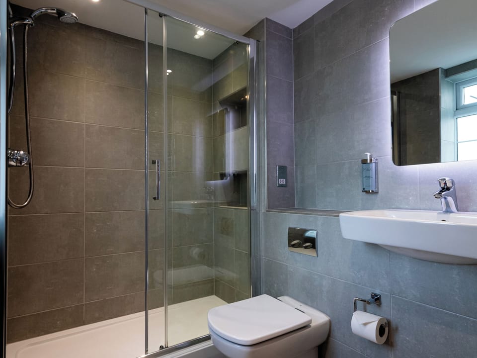 Combined shower/tub, free toiletries, slippers, towels