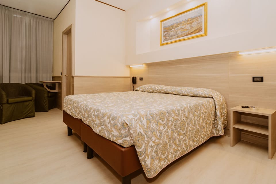 Comfort Double Room | Minibar, in-room safe, desk, blackout drapes