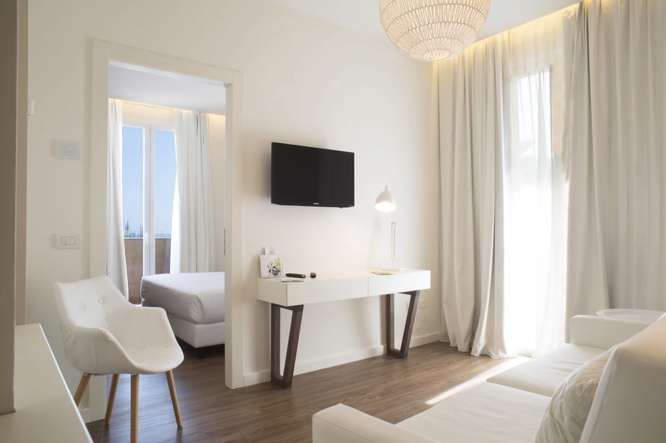 Suite | Premium bedding, minibar, in-room safe, blackout drapes