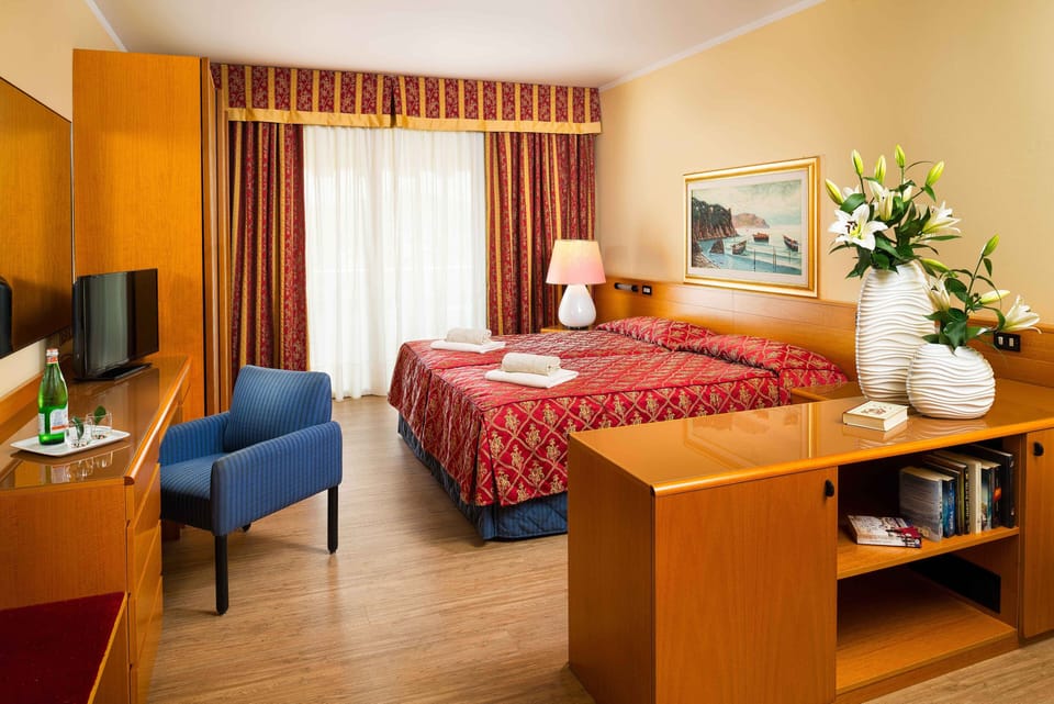 Deluxe Room | Minibar, in-room safe, desk, free WiFi