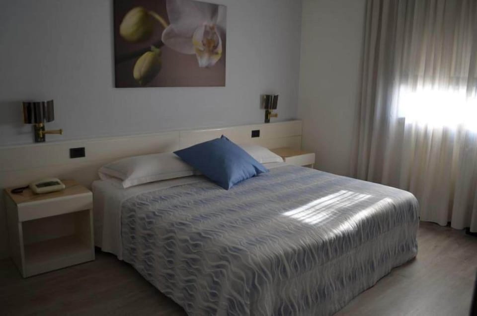 Double Room | Minibar, in-room safe, desk, soundproofing