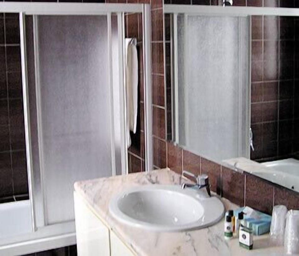 Double Room Single Use | Bathroom | Free toiletries, hair dryer, bidet, towels