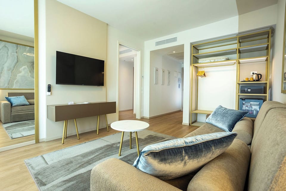 Suite | Minibar, in-room safe, desk, laptop workspace
