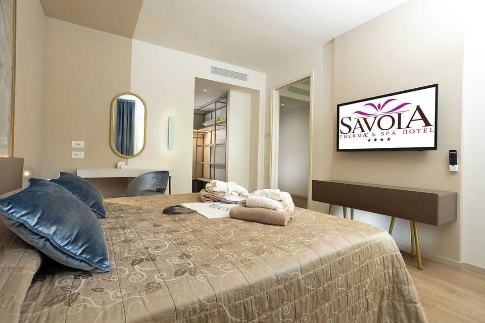 Suite | Minibar, in-room safe, desk, laptop workspace