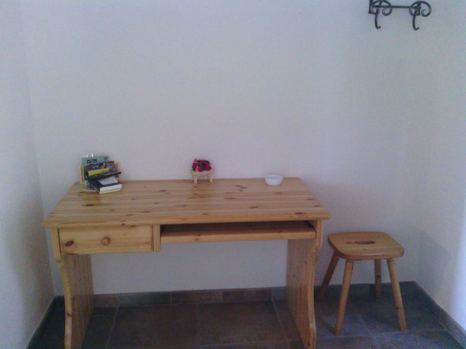 Desk, soundproofing, free cribs/infant beds, WiFi