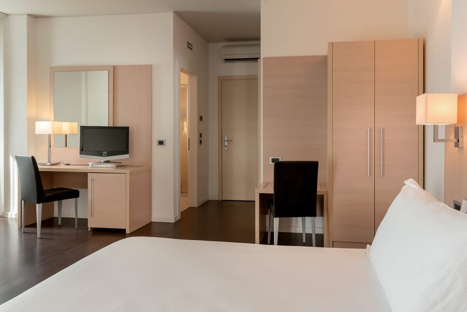 Minibar, in-room safe, desk, free WiFi