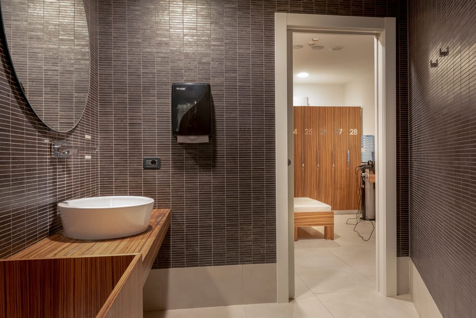 Couples treatment rooms, sauna, hot tub, steam room, body treatments