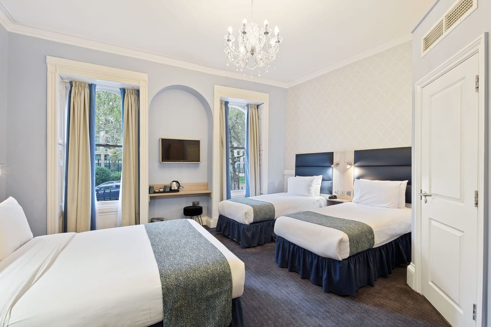 Quadruple Room | In-room safe, desk, blackout drapes, soundproofing