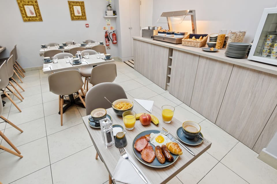 Free daily English breakfast